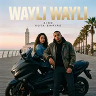 Une jeune femme et un homme près d’une moto sur une corniche, un minaret et des palmiers derrière